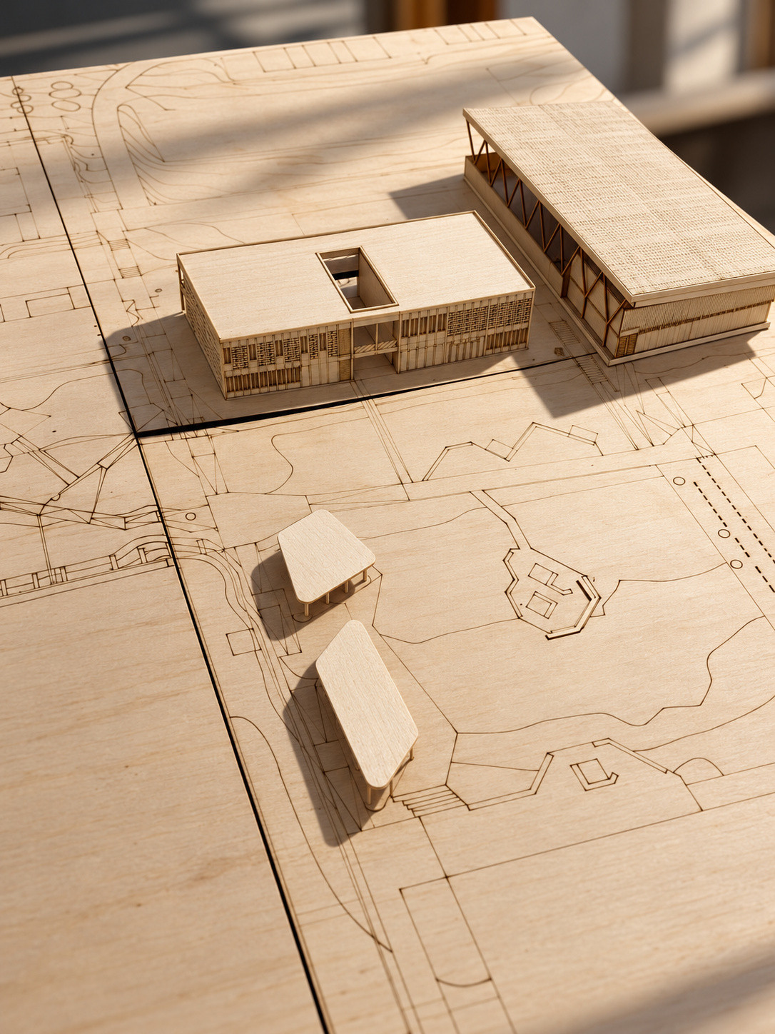 Proceso del modelo — Volúmenes de madera sobre el plano grabado.