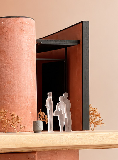 Maqueta de un volumen cilíndrico en concreto color terracota, con una losa de madera clara en voladizo, árboles secos y figuras blancas, sobre un fondo degradado de terracota a crema.